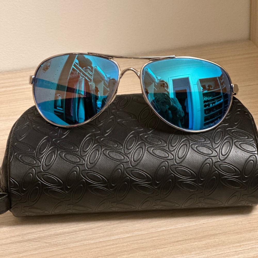 Oakley FEEDBACK Women’s polarized sunglasses.